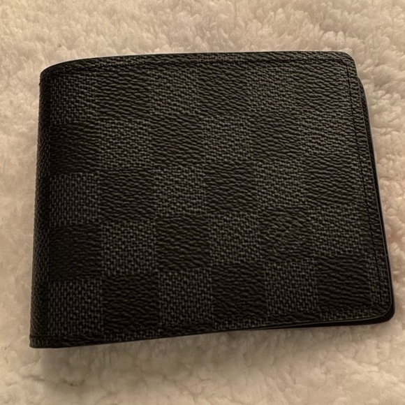 Louis Vuitton Multiple Wallet ‭4.5 x 3.5 x 0.6 inches ‬
‭length x Height x Width - Picture 2 of 7